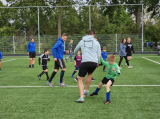 Laatste training S.K.N.W.K. JO7-1 (partijtje tegen de ouders) van maandag 27 mei 2024 (37/180)